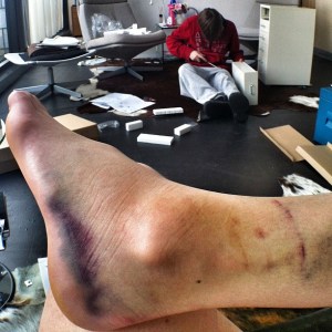 Regenboogvoet. Krijn zet ladenblokje in elkaar.