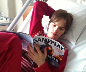 In karakteristieke houding met cadeautje van zijn broer