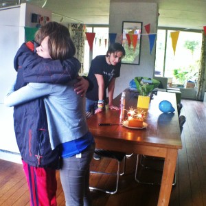 Welkom thuis met knuffels van broer en zus.