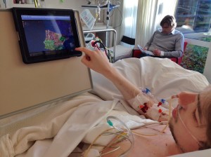 Op de iPad op Arumba filmpjes kijken en luisteren